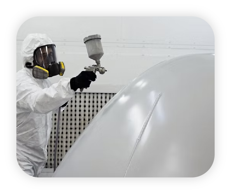 Técnico aplicando pintura en componente aeronáutico
