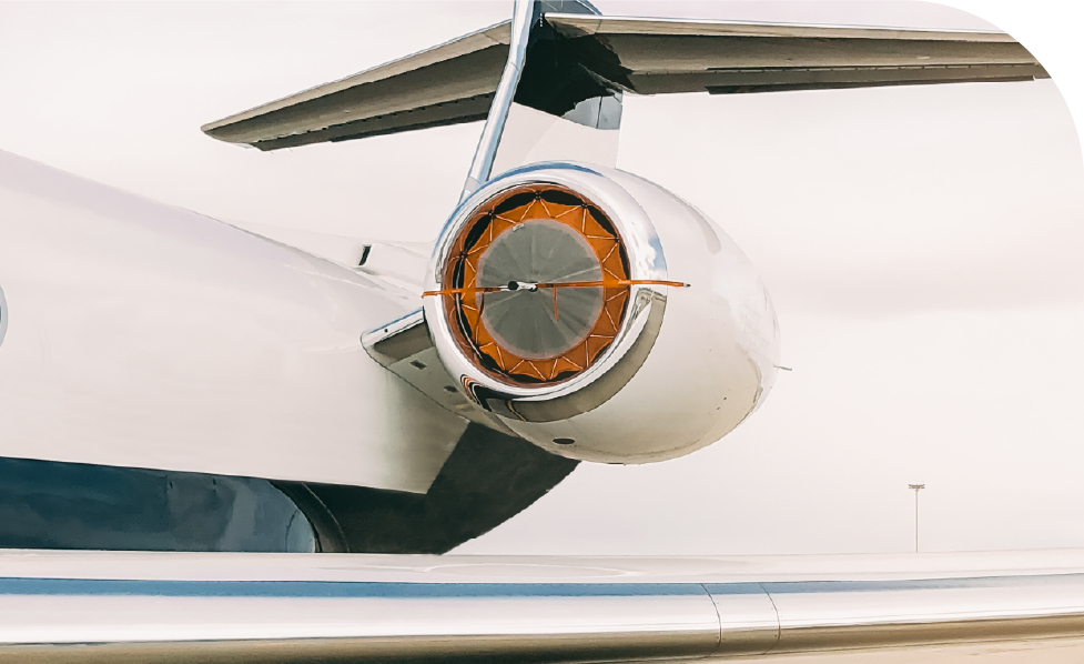 Motor de aeronave y tren de aterrizaje bajo un cielo despejado